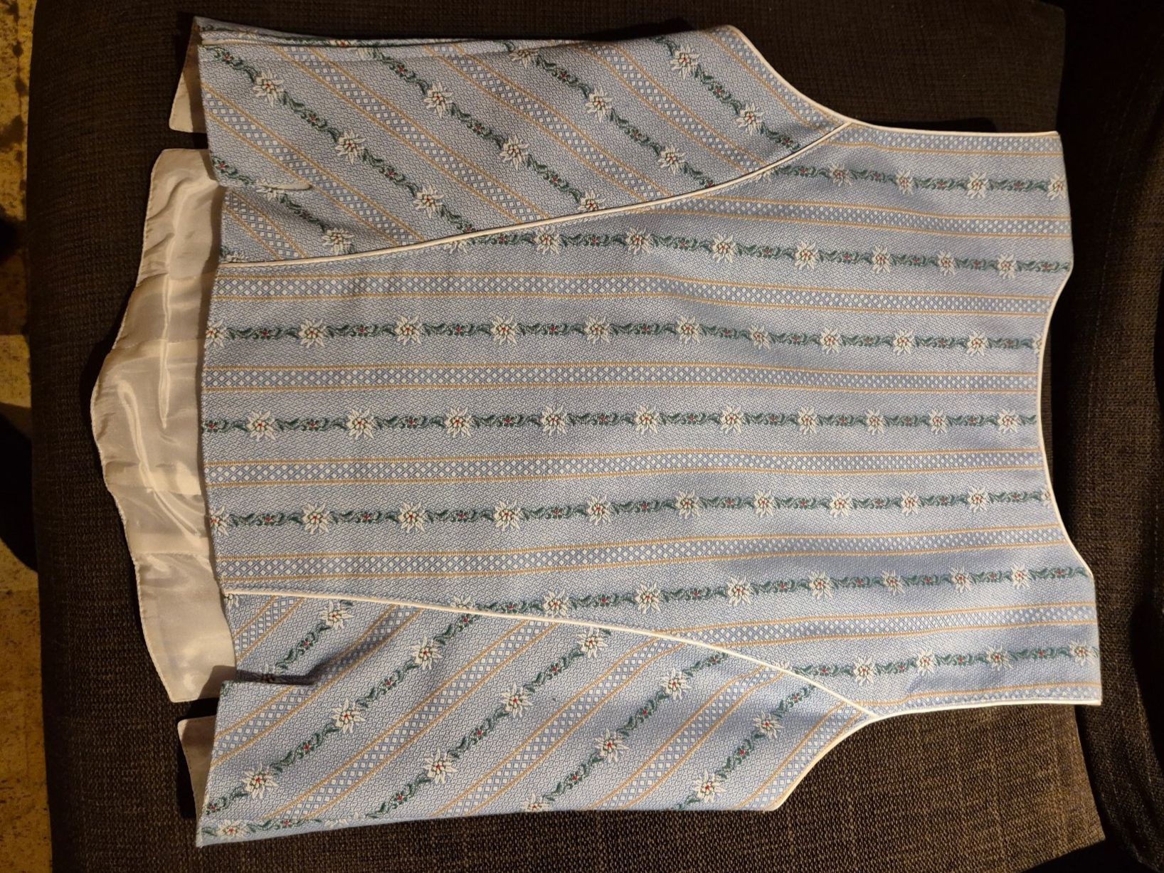 Gilets & Westen: Edelweiss Gilet – Gebraucht aus Grosshöchstetten von Huckeli 1