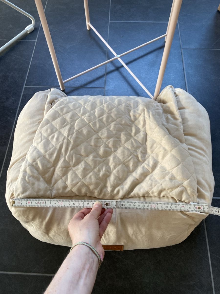 Liege- & Schlafplätze: Hundebett beige gesteppt 40 cm  – Gebraucht aus Seuzach von freiheiten 2