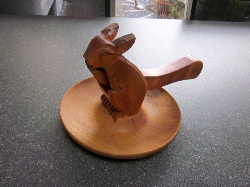 Elettrodomestici da cucina: Vintage Eichhörnchen Nussknacker mit Schale aus Holz – Usato da Bischofszell venduto da raika 5
