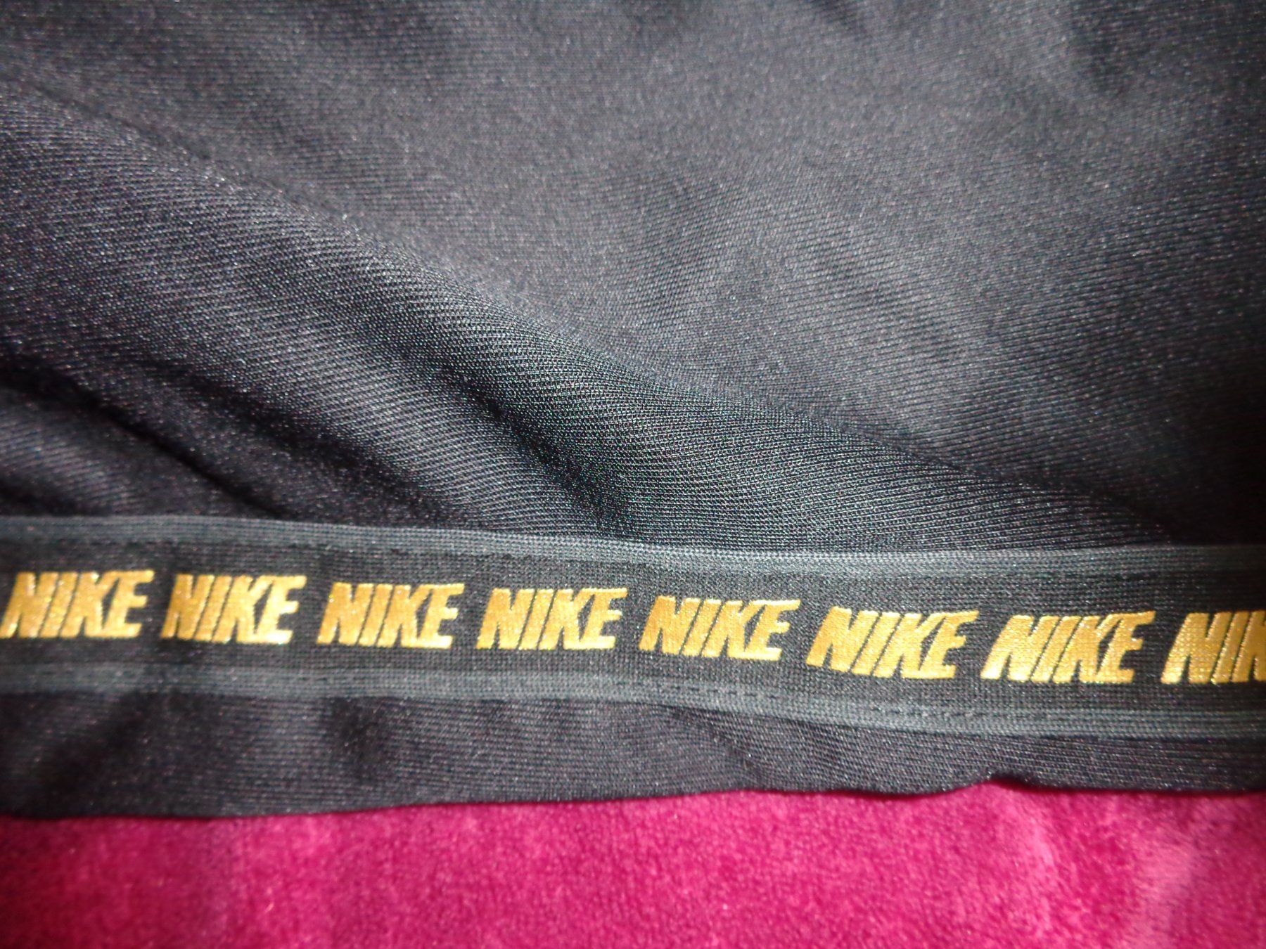 Lotti di vestiti: Trainer Nike Gr S schwarz mit Gold – Usato da Liestal venduto da Gecko16 4
