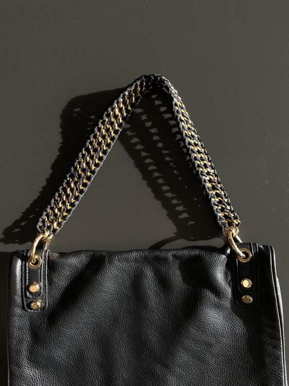 Black leather bag with gold strap Kaufen auf Ricardo