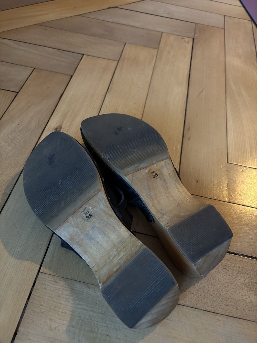 Chaussures femmes: Holz Clogs schwarz Grösse 38 – D'occasion à Bern par alime03 2