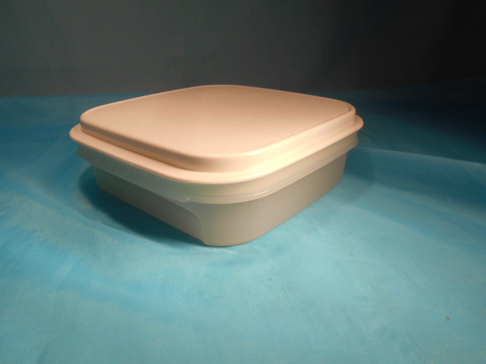 Tupperware Contenitori & Simili: Tupperware Behälter, weiss, 18 x 18cm – Usato da Bellach venduto da JingleCherry 1
