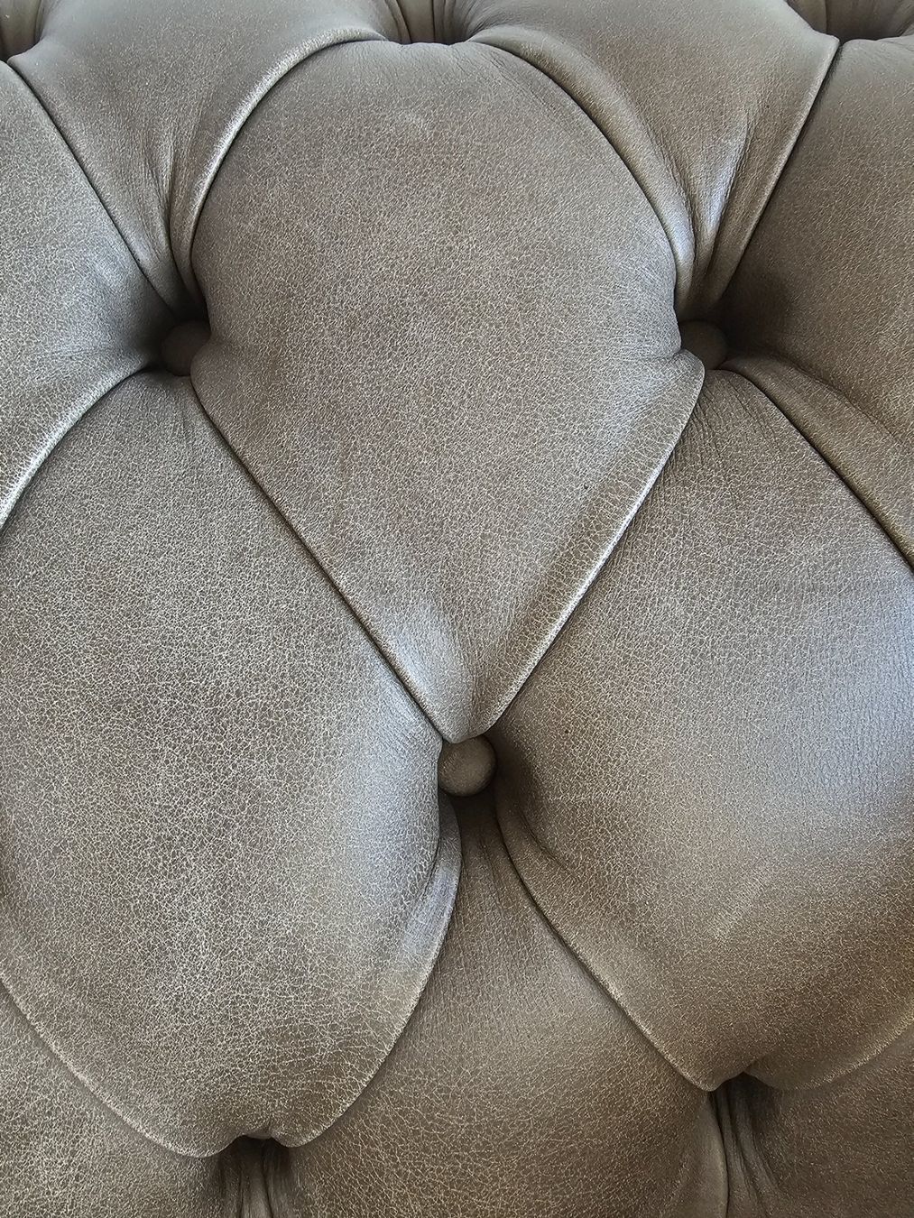 Chesterfield Sofas: Grosses Chesterfield Leder-Sofa, original aus England – Gebraucht aus Luzern von schmuelos 2