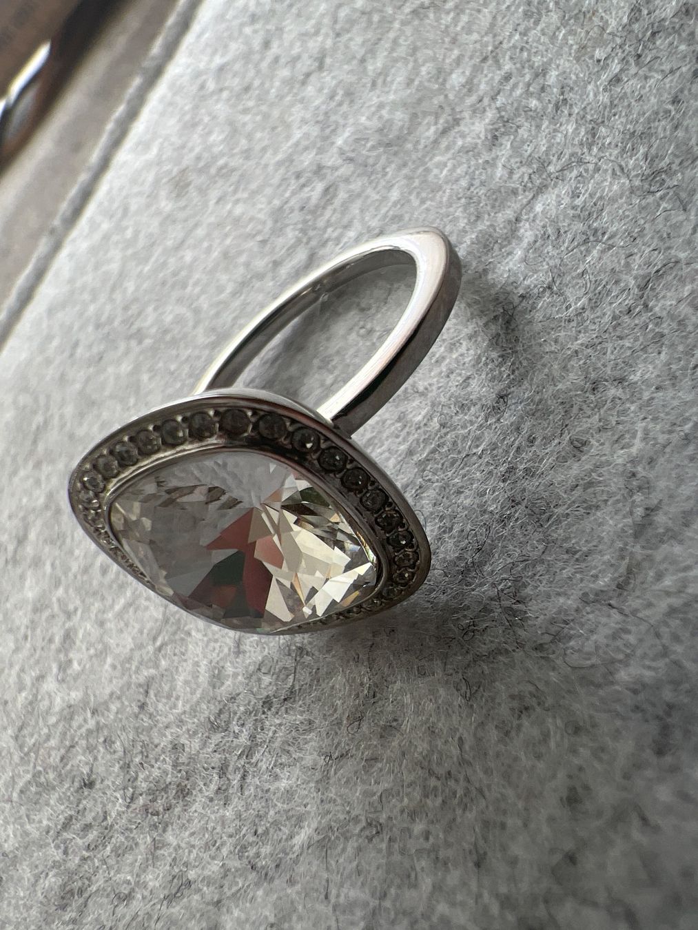 Swarovski Anelli: Swarovski Ring mit grossem Kristall Grösse 58 – Usato da Uznach venduto da Ya_x7x6 3