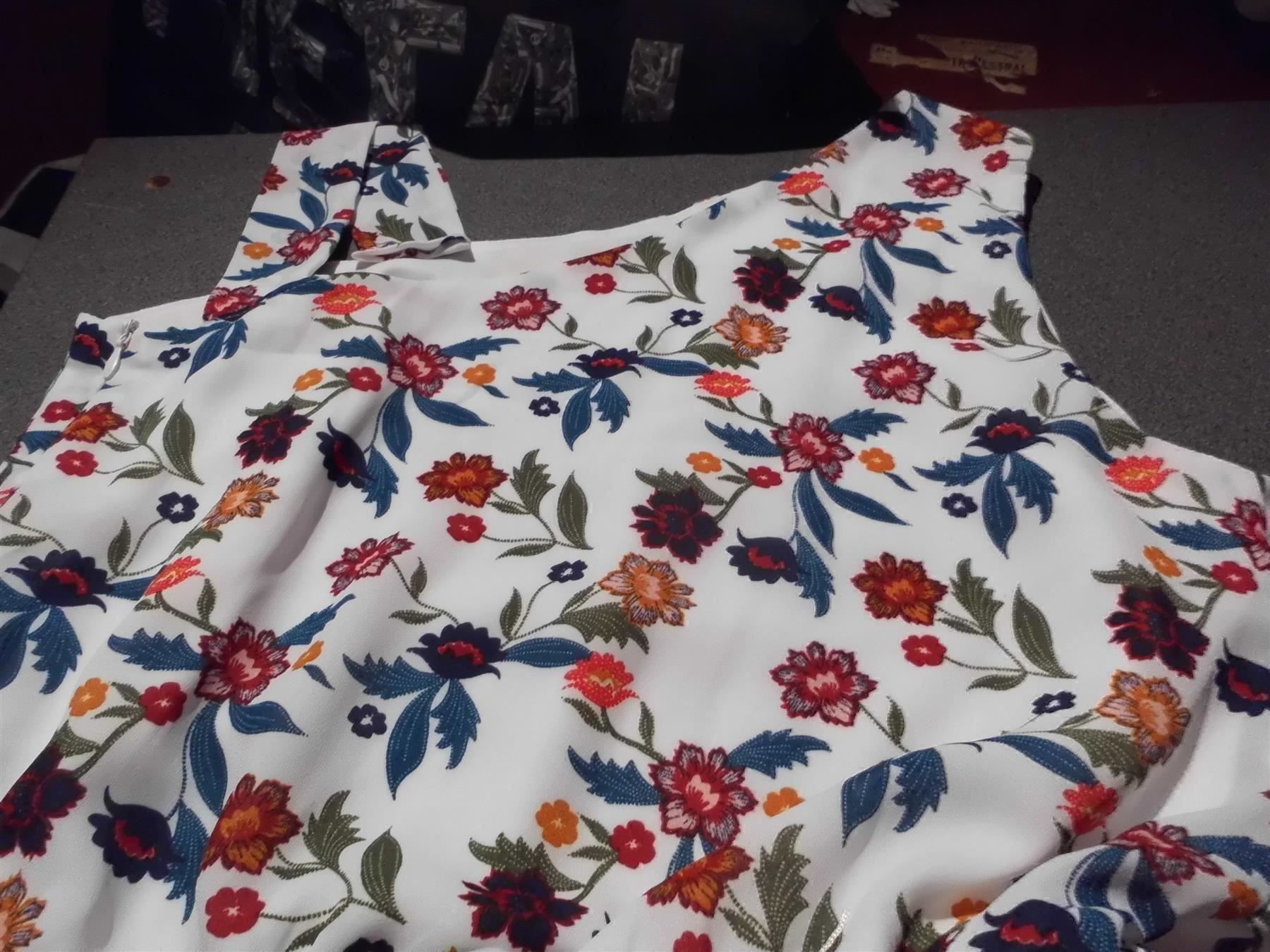 Vestiti: Kleid ca. Grösse 36, weiss/Blumenmuster – Usato da Zürich venduto da abraxas1291 1