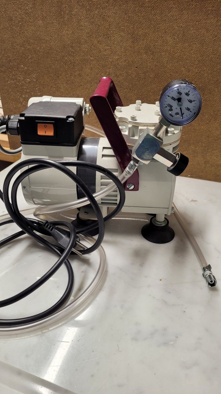 Accessori da laboratorio: Vakuumpumpe – Usato da Bibern SO venduto da 07Bue11 1