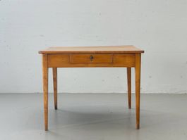 Biedermeier-Tisch aus Kirschholz mit Schublade, 19. J.