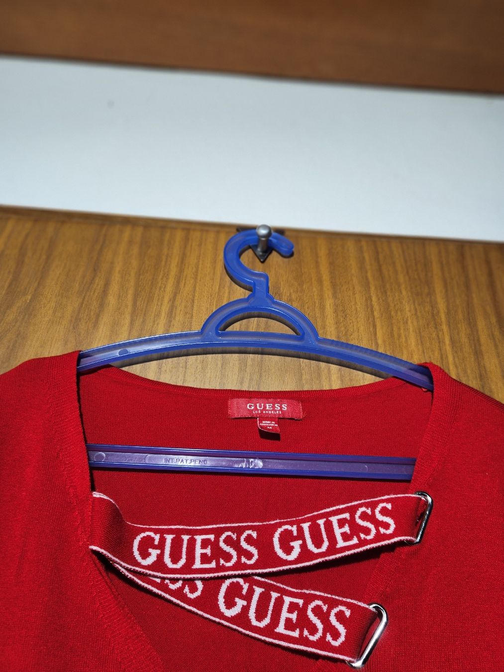Guess Maglioni & Felpe: Pull-over Guess rouge col à sangle taille M  – Usato da Niedergösgen venduto da Eva2410 4