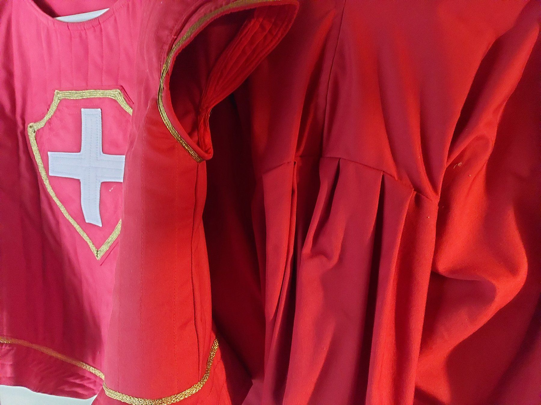 Placchette & Badge: À vendre des costumes médiévaux, – Usato da Fribourg venduto da jfbaeriswyl1 1