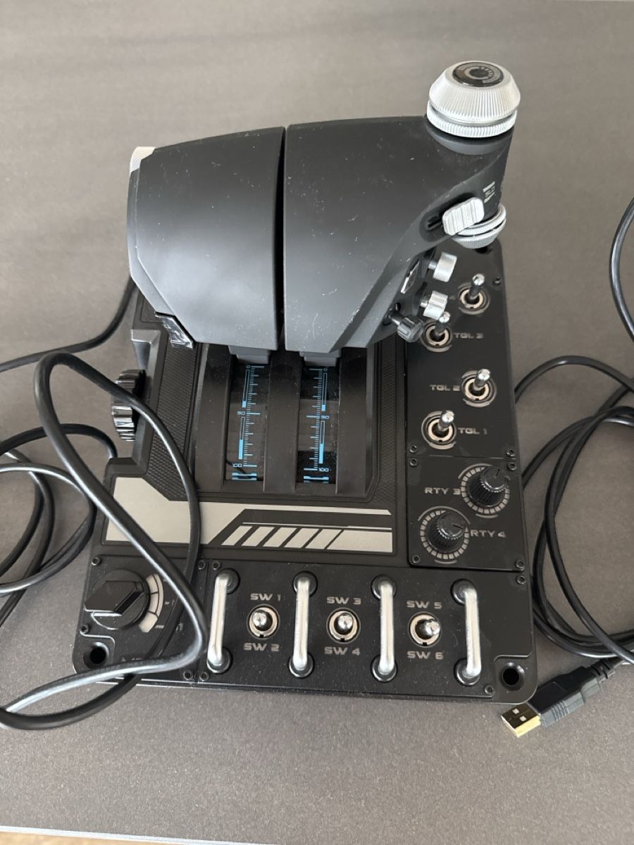 Manettes: Logitech X-56 HOTAS Flugsimulator gebraucht – D'occasion à Lupsingen par Saturn2000