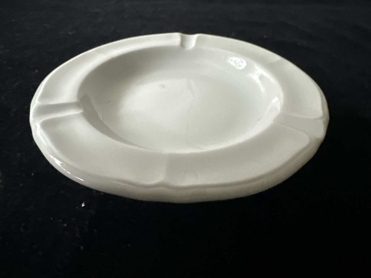 Portacenere: Weisser Langenthal, Aschenbecher D. Durchmesser: 13 cm – Usato da Zürich venduto da Chaeffeler 1