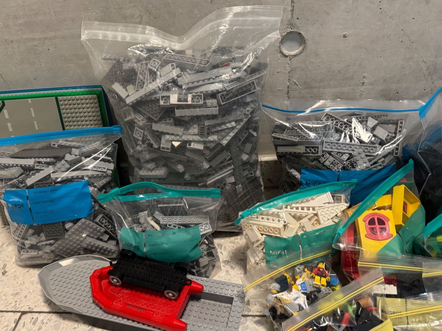 Lego Kit di costruzioni: Lego 15 kg - farblich sortiert! – Usato da Zürich venduto da z3bra 1