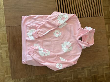 Stylischer Hoodie in Rosa mit 3D-Blumen-Applikationen 
