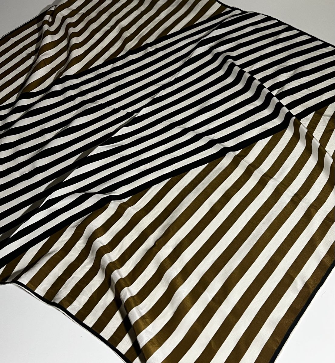 Foulards, Tücher & Schals: Foulard en soie – Gebraucht aus St-Pierre-Clages von ste_xk6p 5