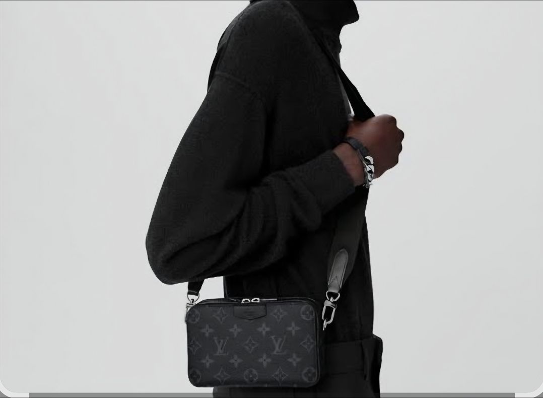 Louis Vuitton Sacs: Louis Vuitton Alpha Wearable Wallet - Monogram Eclipse – D'occasion à Oftringen par JG__4 4