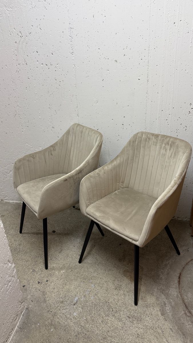 Sedie: 2 moderne Samt-Stühle in Beige / Creme – Usato da Embrach venduto da siiviisii
