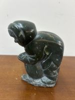 handgeschnitzte Inuit-Skulptur Serpentin Fischer signiert