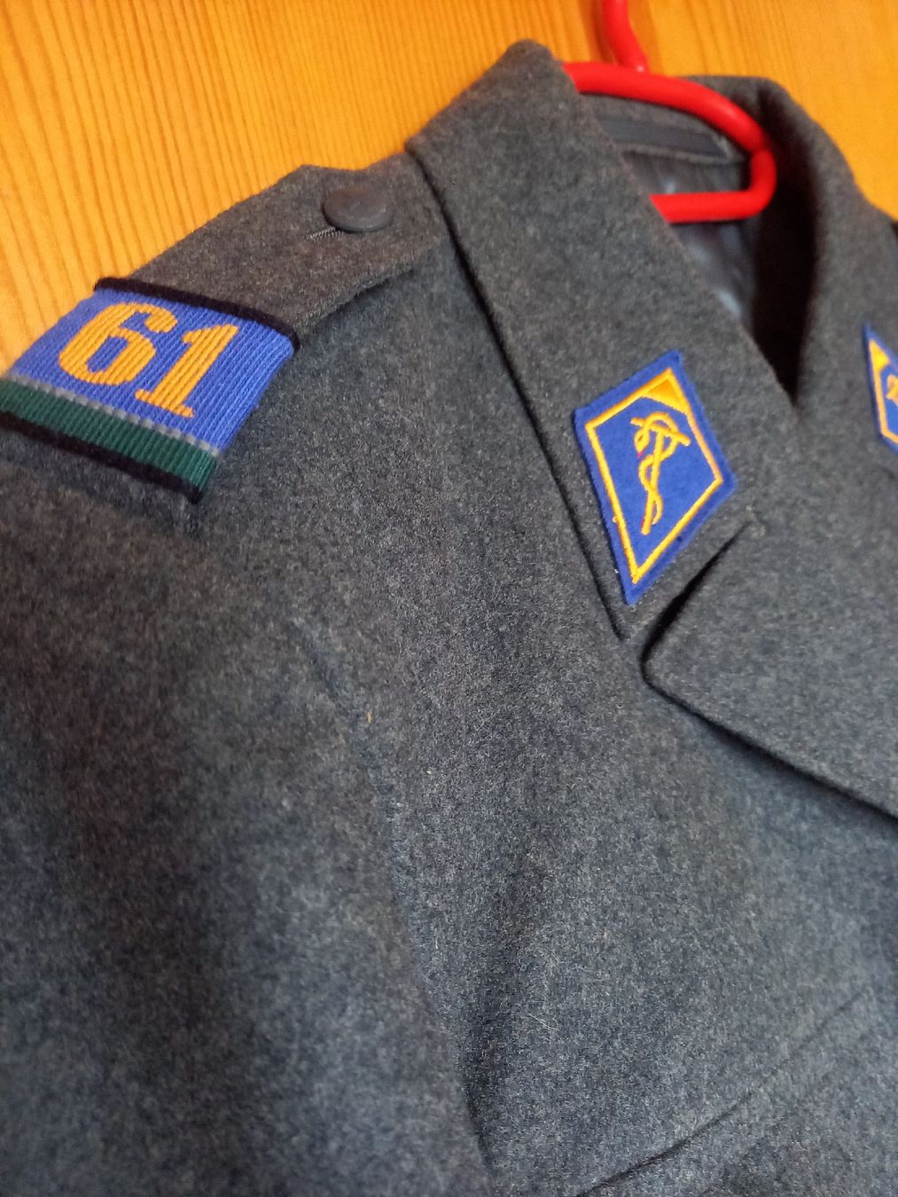 Schweizer Armee Uniformi: Schöner gebrauchter Unform- Waffenrock mit Batten – Usato da Galgenen venduto da Allerlei8854 1