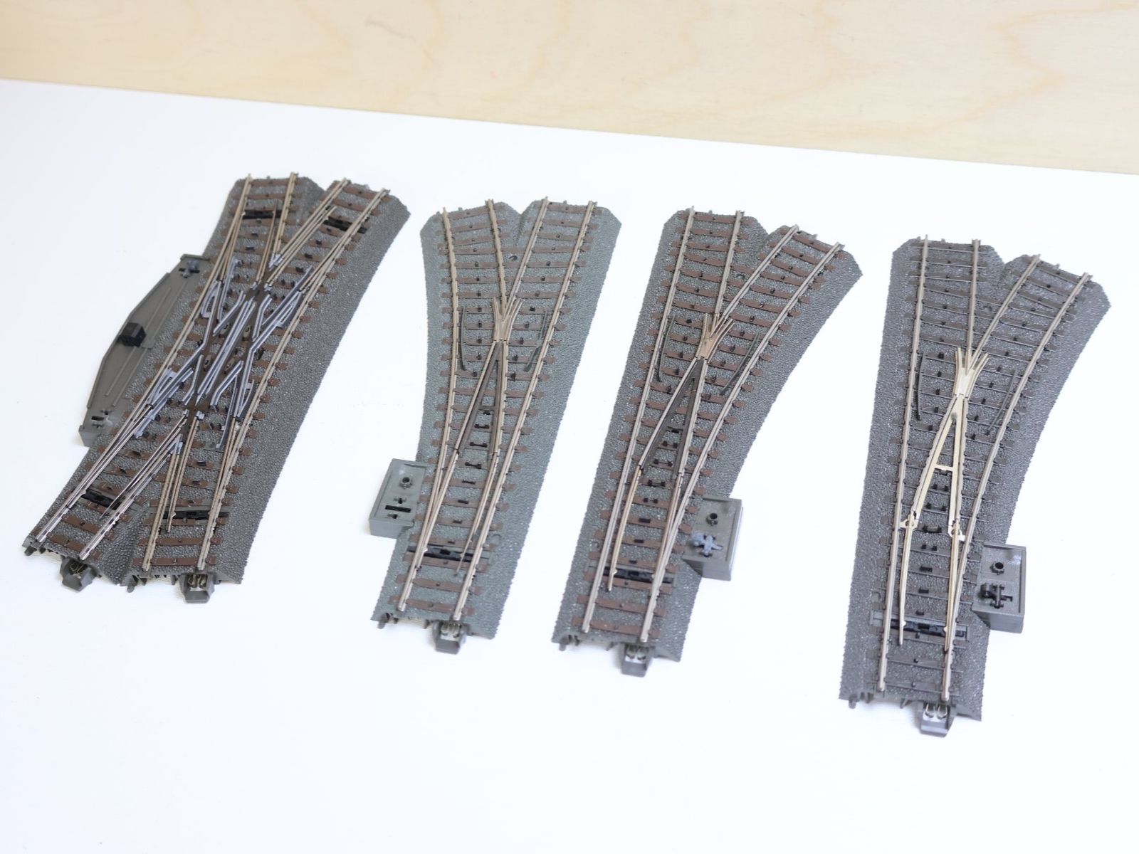 Märklin Modellini di ferrovie: Märklin 4 x Weichen C-Gleis H0 - DKW – Usato da Winterthur venduto da Monstera