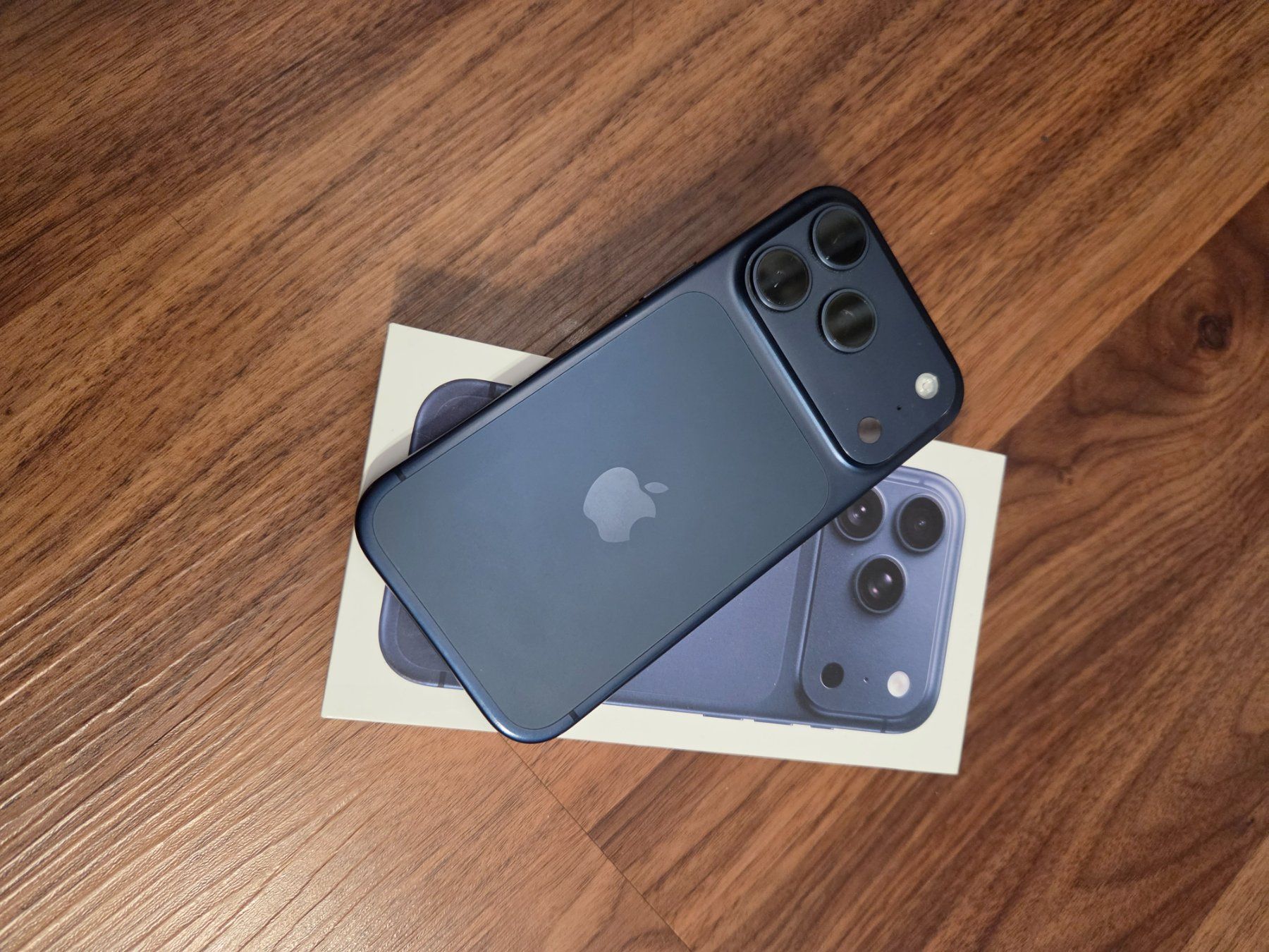Apple Telefoni cellulari / Smartphones: iPhone 17 Pro, Deep Blue, 512GB – Usato da Arosio venduto da dav_d5mb 7