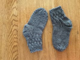 Handgestrickte Kindersocken Fusslänge 15 cm Gr. 25/26 grau