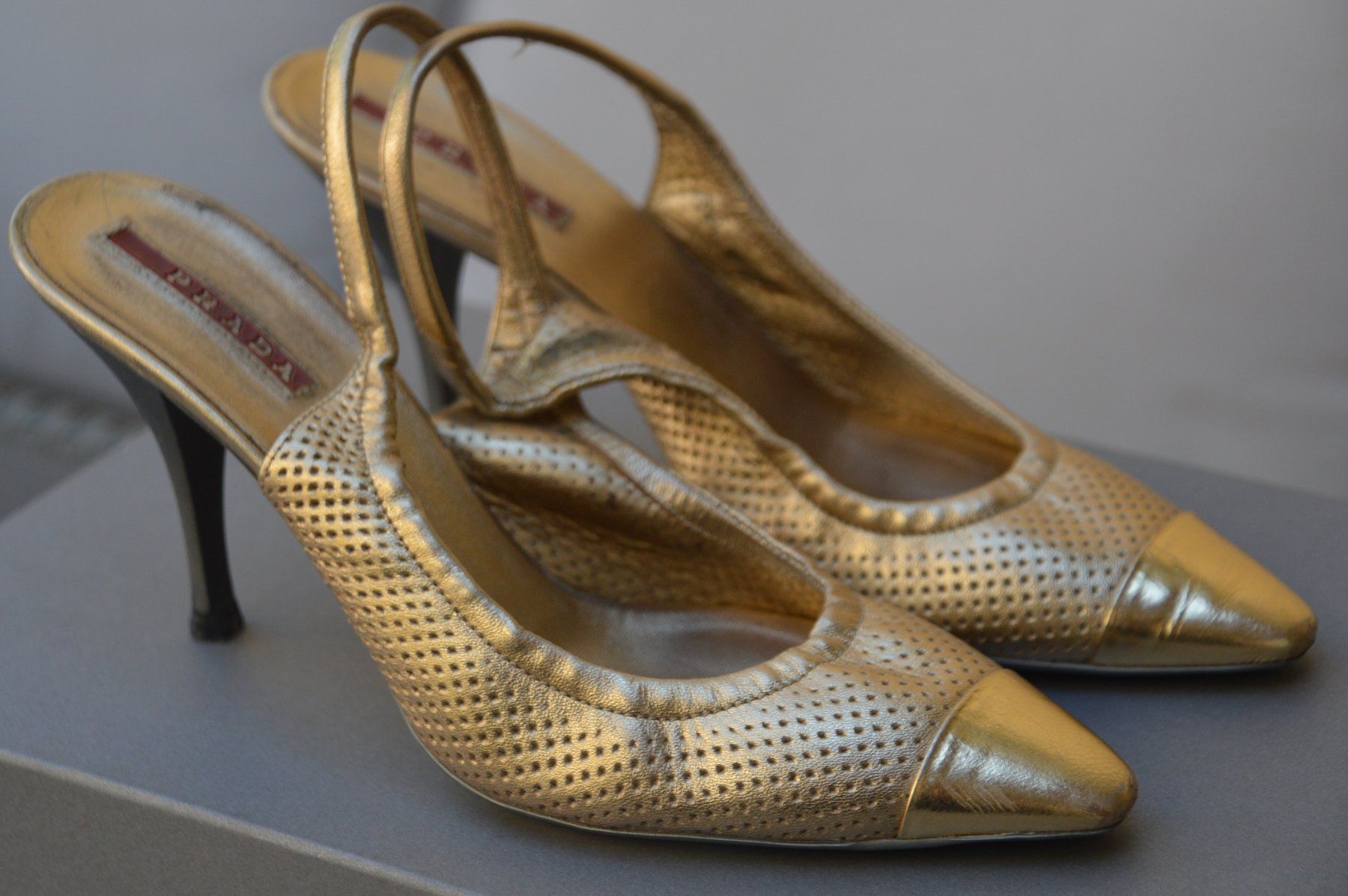 Prada Scarpe da donna: Pumps Prada .36,5 Vintage – Usato da Collonges venduto da arashee 1