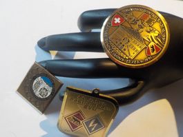 3 Pins/Plaketten