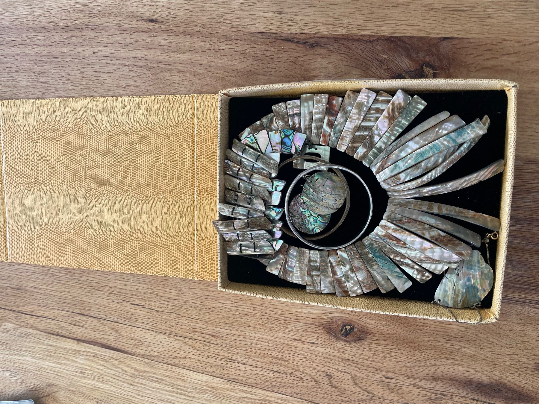 Sonstiger Schmuck: Schönes Perlmutt-Schmuckset - Topzustand! – Gebraucht aus Fidaz von KunstsammlerGR60 5