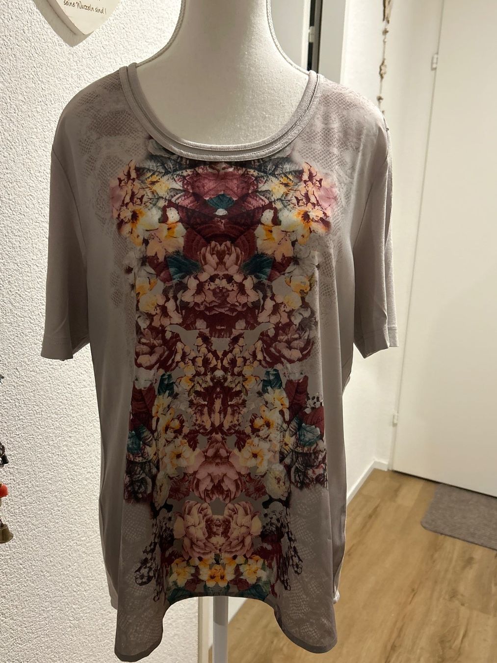 T-Shirts: Damen T-Shirt mit Blumenmuster – Gebraucht aus Brunnen von Nala2929 3