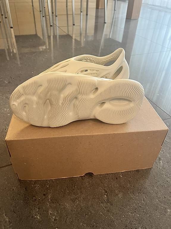 Scarpe da uomo: Yeezy Foam Runner SAND (US 11 / 46) – Usato da Oftringen venduto da fir_rv9l 2