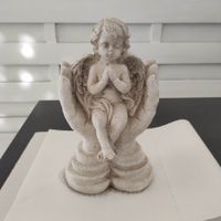 Suesse Engel-Figur, schuetzende Haende, frostfest.