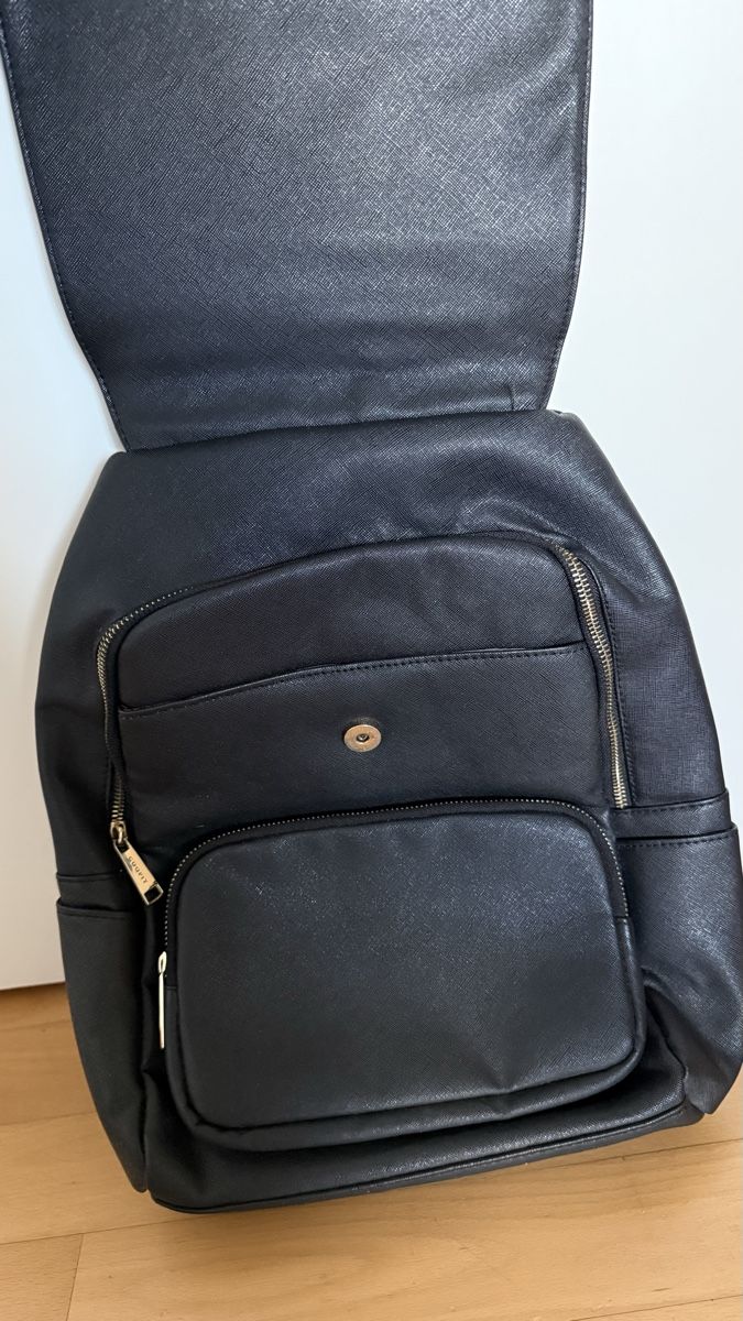 Zaini: Schwarzer Kunstleder Rucksack – Usato da Zürich venduto da mir_8jby 1
