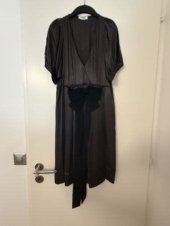 Robe vert foncé  taille M avec nœud en bon état