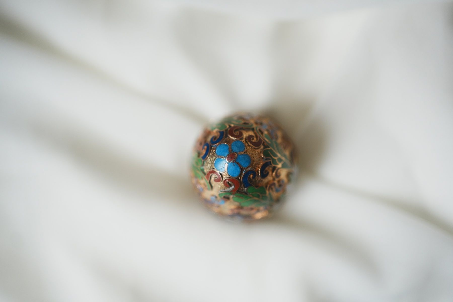 Tutte le decorazioni: Metallisches Ei mit Cloisonné-Emaille – Nuovo e nell'imballaggio originale da Volketswil venduto da HeredisAntiques 2