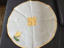 runder kleinen Tischdecke