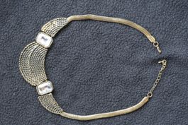 Collier chaîne dorée avec pierres pour soirée d'été!