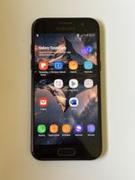 Smartphone Samsung Galaxy A3 2017 schwarz mit Hülle