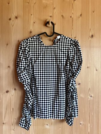 Bluse aus Karomuster mit Ballonärmeln