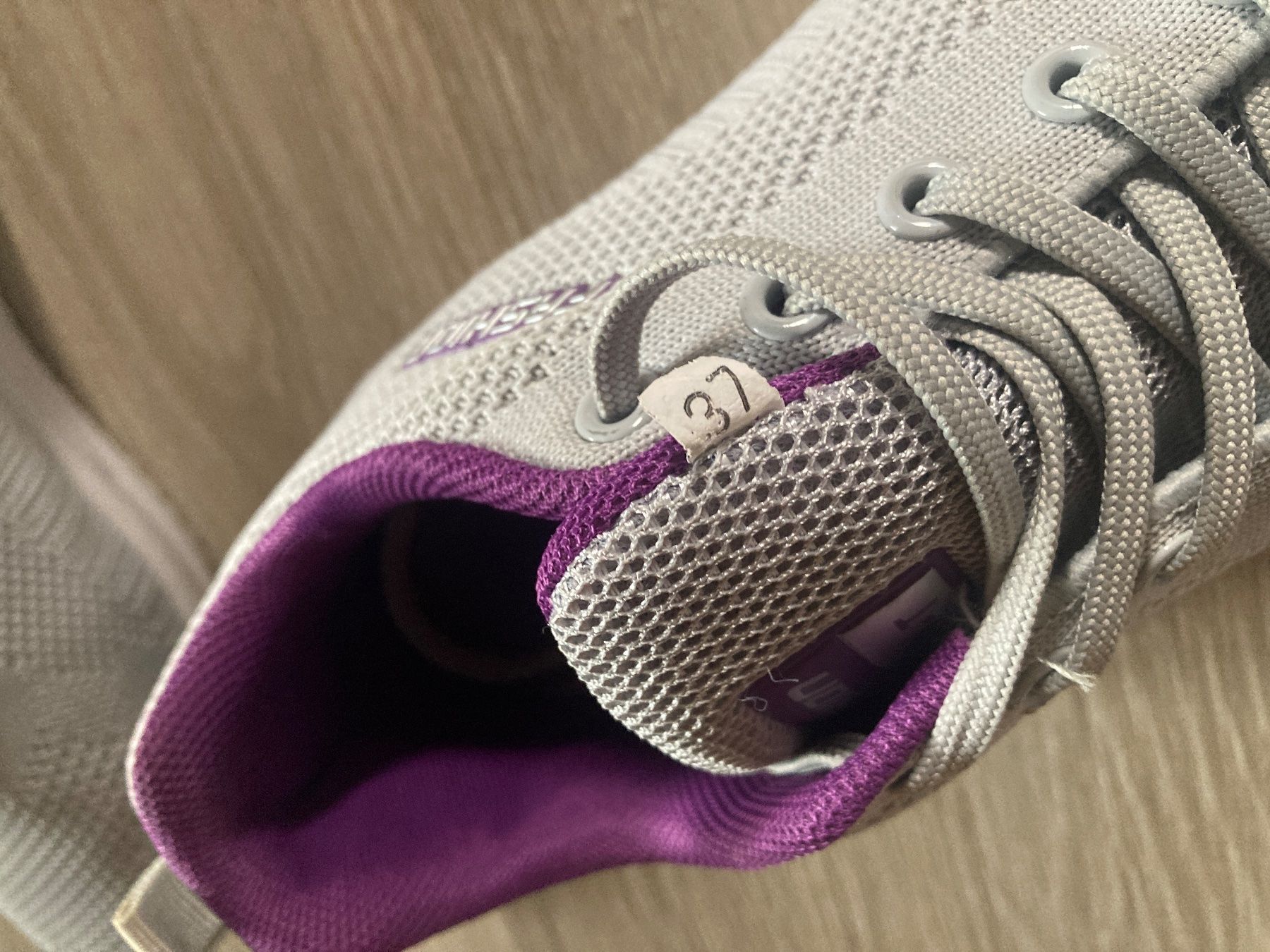 Damenschuhe: 2 Paar Sneakers 37 fast neu – Gebraucht aus Bischofszell von Silberviolett 3