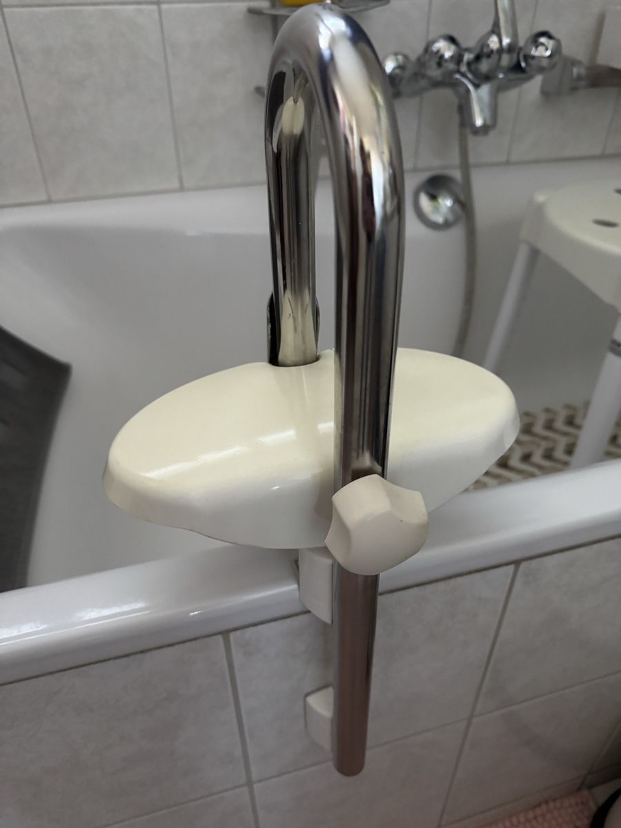 Vasche da bagno: Halterung an der Badewanne Einstiegshilfe – Usato da Oberentfelden venduto da Judyku