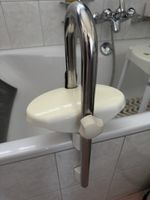 Halterung an der Badewanne Einstiegshilfe