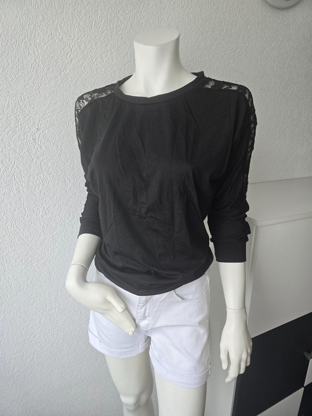 Top: Pull noir et dentelle T-S Neuf – Nuovo e nell'imballaggio originale da Les Verrières venduto da kitel79
