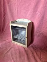 Wandregal mit Glasfront kariert weiss blau antik Holz