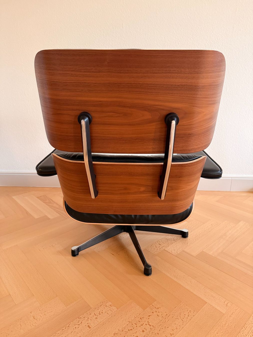 Eames Poltrone: Eames Lounge Chair Nussbaum – Usato da Zürich venduto da schmluka 3