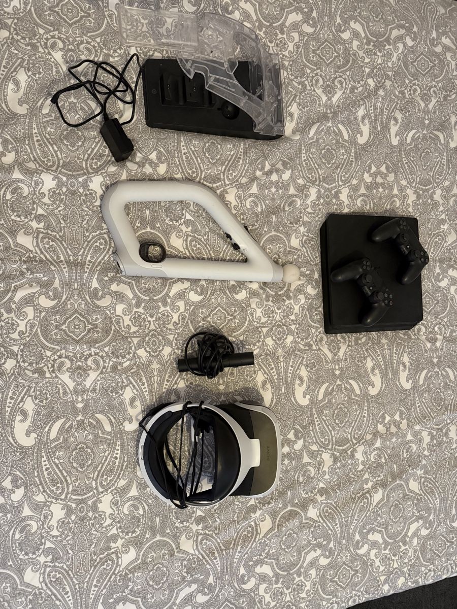 Sony Console: PlayStation 4 et setup réalité virtuelle – Usato da Epalinges venduto da LucaVallois