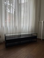 TV-Möbel schwarz mit Glasplatte und zwei Schubladen