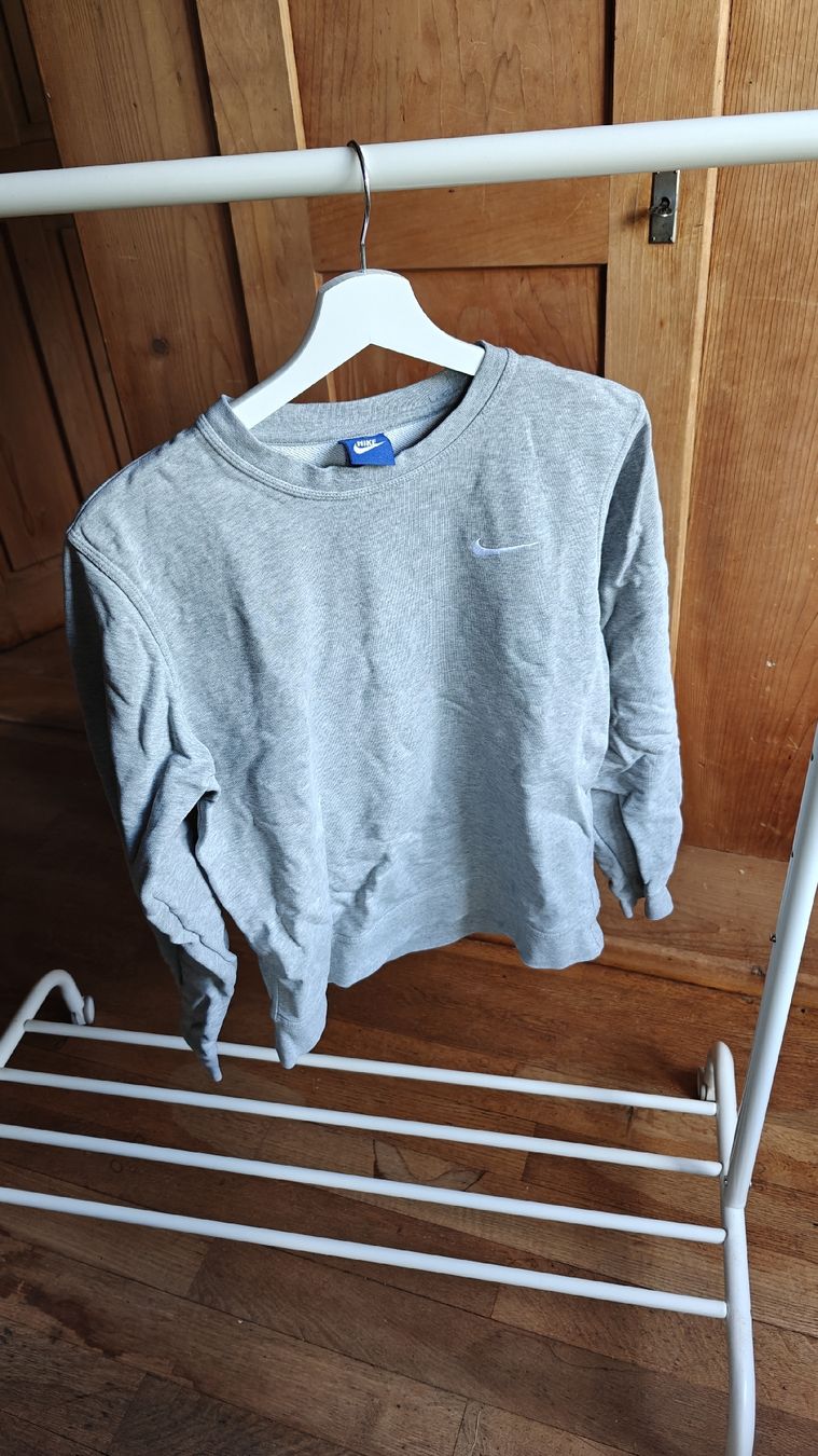 Nike Maglioni & Felpe: Nike Pullover, Grau, Grösse M – Nuovo (secondo la descrizione) da Rüedisbach venduto da Wuethis-Fb1212