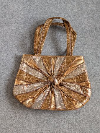 Glamoröse Handtasche aus Gold- / Silber-Stoff