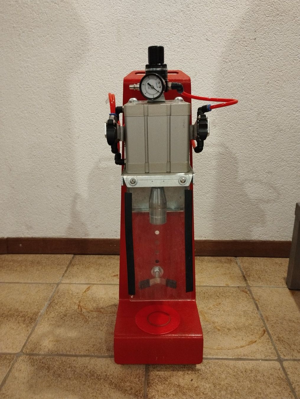 Alle Maschinen: Capsuleuse pneumatique – Gebraucht aus Täuffelen von Save-Wonka